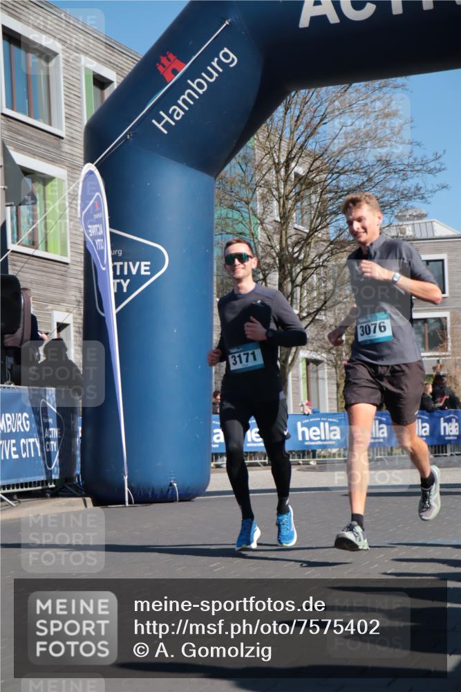 06.04.2025 - 44. Internationalen Wilhelmsburger Insellauf A. Gomolzig http://msf.ph/oto/7575402 06.04.2025 10:37:54 Ziel 3076, 3171, 4451, 4530 meine-sportfotos.de