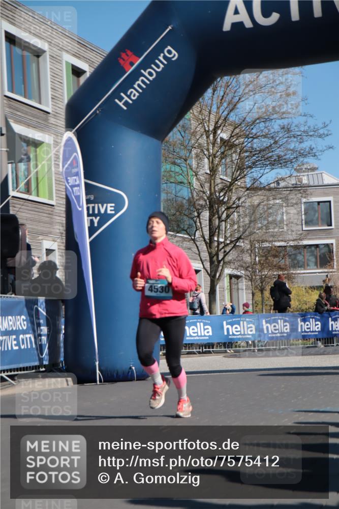 06.04.2025 - 44. Internationalen Wilhelmsburger Insellauf A. Gomolzig http://msf.ph/oto/7575412 06.04.2025 10:37:52 Ziel 3076, 3171, 3496, 4451, 4530, 4579 meine-sportfotos.de