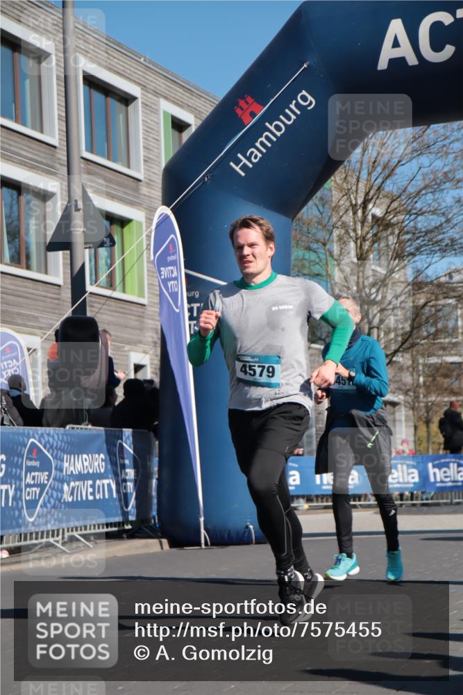 06.04.2025 - 44. Internationalen Wilhelmsburger Insellauf A. Gomolzig http://msf.ph/oto/7575455 06.04.2025 10:37:48 Ziel 3496, 4451, 4530, 4579 meine-sportfotos.de
