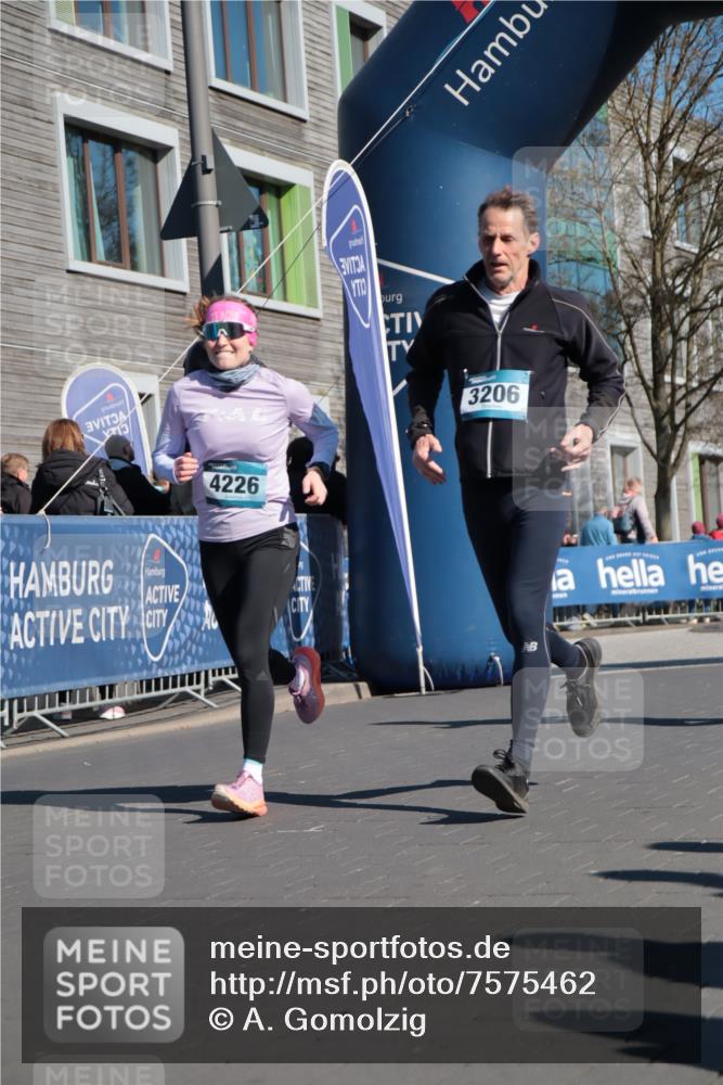 06.04.2025 - 44. Internationalen Wilhelmsburger Insellauf A. Gomolzig http://msf.ph/oto/7575462 06.04.2025 10:37:40 Ziel 3197, 3206, 4226, 4470, 5051 meine-sportfotos.de