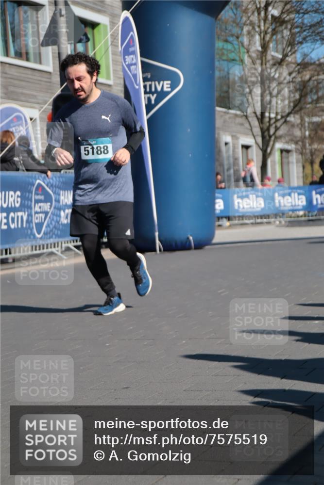 06.04.2025 - 44. Internationalen Wilhelmsburger Insellauf A. Gomolzig http://msf.ph/oto/7575519 06.04.2025 10:37:27 Ziel 3174, 5188 meine-sportfotos.de