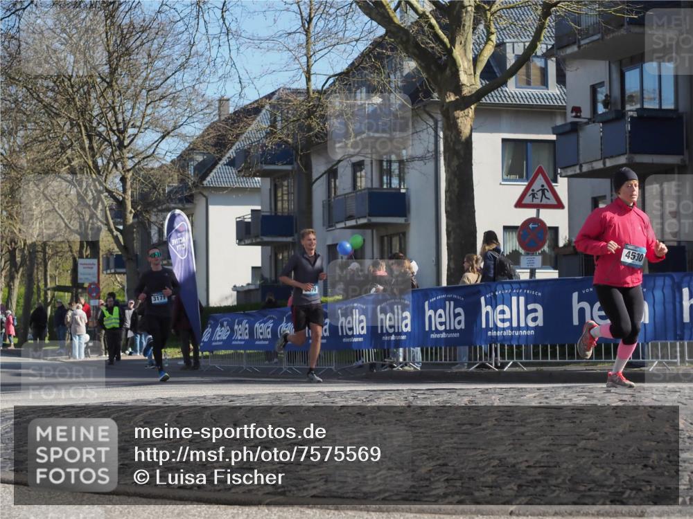 06.04.2025 - 44. Internationalen Wilhelmsburger Insellauf Luisa Fischer http://msf.ph/oto/7575569 06.04.2025 10:37:44 Ziel 3171, 76, 4530 meine-sportfotos.de