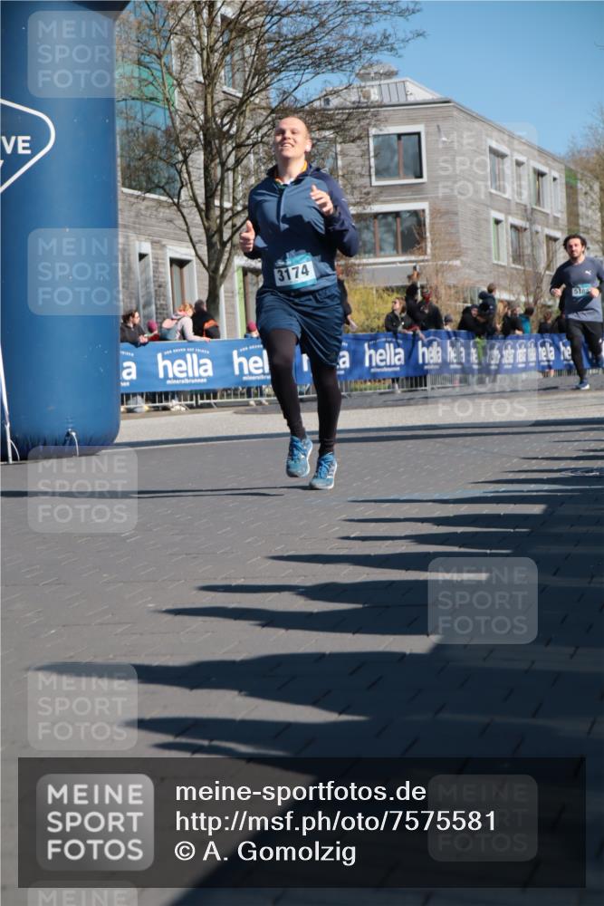 06.04.2025 - 44. Internationalen Wilhelmsburger Insellauf A. Gomolzig http://msf.ph/oto/7575581 06.04.2025 10:37:21 Ziel 3174, 4515 meine-sportfotos.de