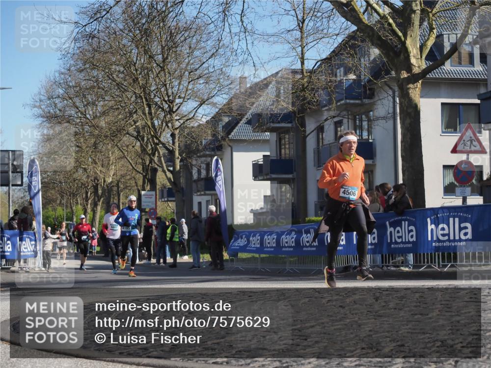 06.04.2025 - 44. Internationalen Wilhelmsburger Insellauf Luisa Fischer http://msf.ph/oto/7575629 06.04.2025 10:42:38 Ziel 4487, 4185, 4506 meine-sportfotos.de
