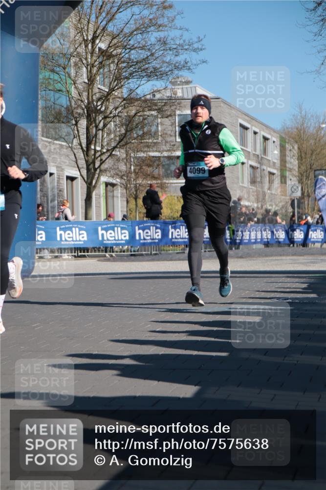 06.04.2025 - 44. Internationalen Wilhelmsburger Insellauf A. Gomolzig http://msf.ph/oto/7575638 06.04.2025 10:37:06 Ziel 3543, 3819, 4099, 5067, 5084 meine-sportfotos.de