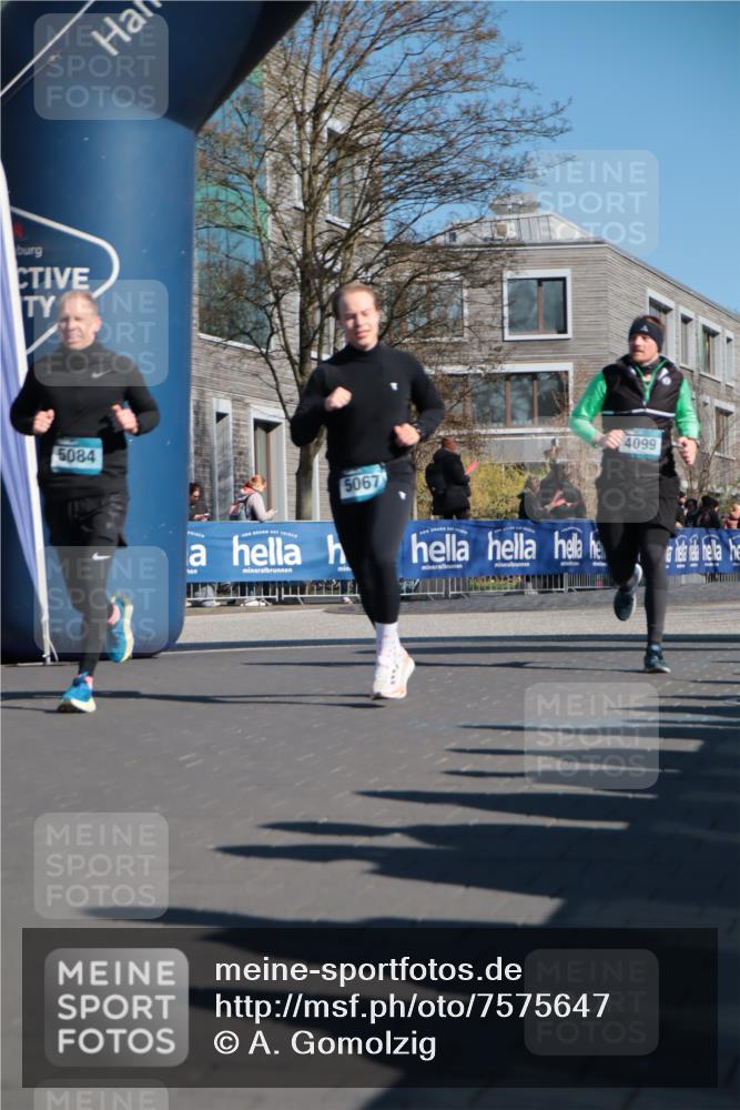 06.04.2025 - 44. Internationalen Wilhelmsburger Insellauf A. Gomolzig http://msf.ph/oto/7575647 06.04.2025 10:37:05 Ziel 3543, 3819, 4099, 5067, 5084, 5198 meine-sportfotos.de