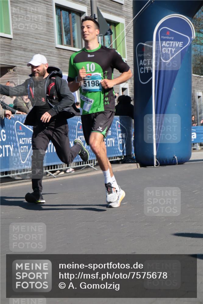06.04.2025 - 44. Internationalen Wilhelmsburger Insellauf A. Gomolzig http://msf.ph/oto/7575678 06.04.2025 10:36:59 Ziel 3543, 3690, 3819, 4587, 5198 meine-sportfotos.de