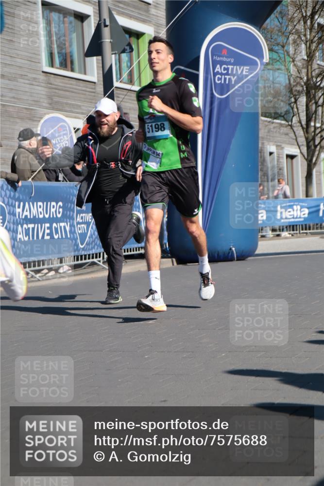06.04.2025 - 44. Internationalen Wilhelmsburger Insellauf A. Gomolzig http://msf.ph/oto/7575688 06.04.2025 10:36:59 Ziel 3543, 3690, 3819, 4587, 5198 meine-sportfotos.de