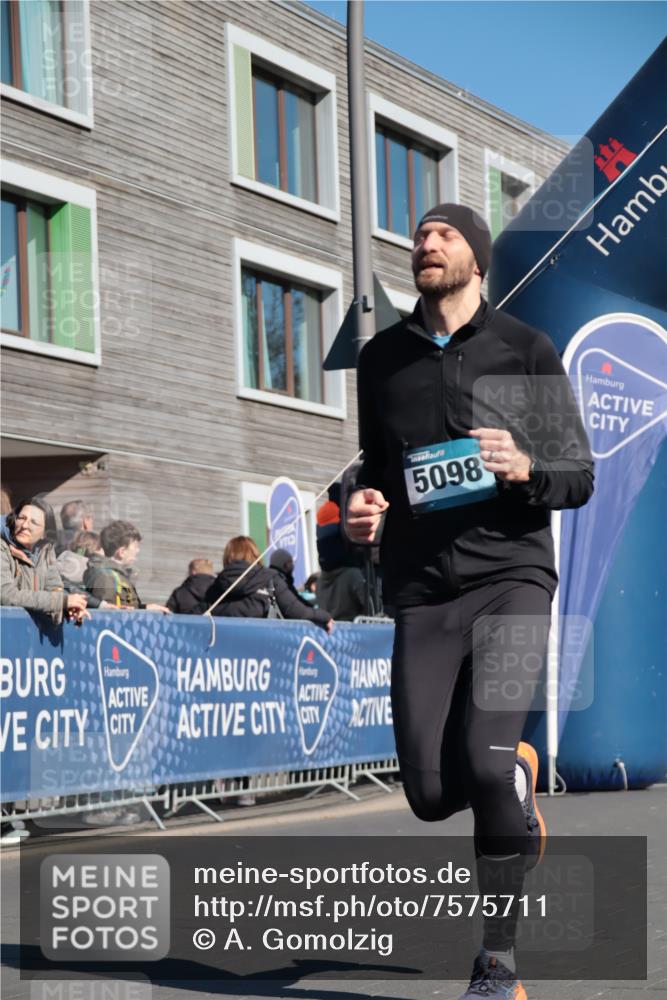 06.04.2025 - 44. Internationalen Wilhelmsburger Insellauf A. Gomolzig http://msf.ph/oto/7575711 06.04.2025 10:36:45 Ziel 4293, 4534, 5098 meine-sportfotos.de