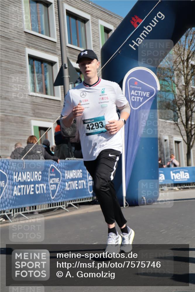 06.04.2025 - 44. Internationalen Wilhelmsburger Insellauf A. Gomolzig http://msf.ph/oto/7575746 06.04.2025 10:36:42 Ziel 4293, 5098 meine-sportfotos.de