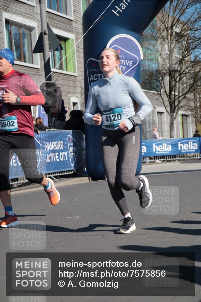06.04.2025 - 44. Internationalen Wilhelmsburger Insellauf A. Gomolzig http://msf.ph/oto/7575856 06.04.2025 10:36:10 Ziel 3602, 3944, 4120 meine-sportfotos.de