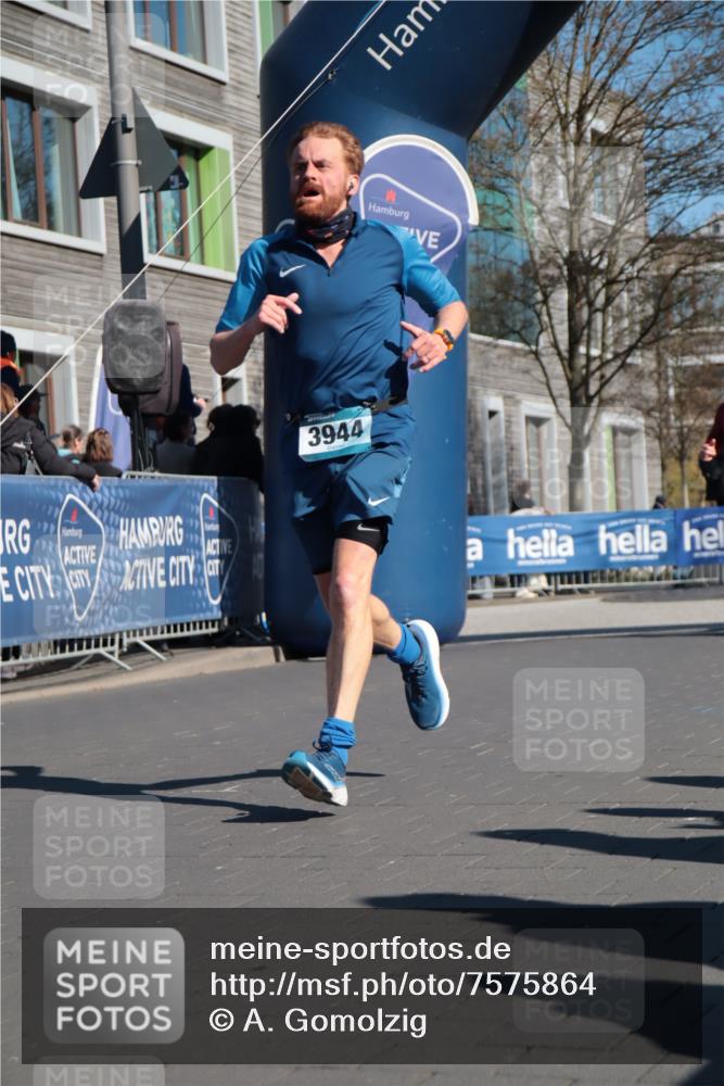06.04.2025 - 44. Internationalen Wilhelmsburger Insellauf A. Gomolzig http://msf.ph/oto/7575864 06.04.2025 10:36:08 Ziel 3602, 3944, 4120 meine-sportfotos.de
