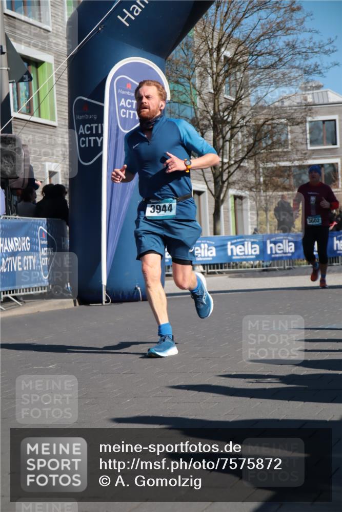 06.04.2025 - 44. Internationalen Wilhelmsburger Insellauf A. Gomolzig http://msf.ph/oto/7575872 06.04.2025 10:36:07 Ziel 3602, 3832, 3933, 3944, 4120 meine-sportfotos.de