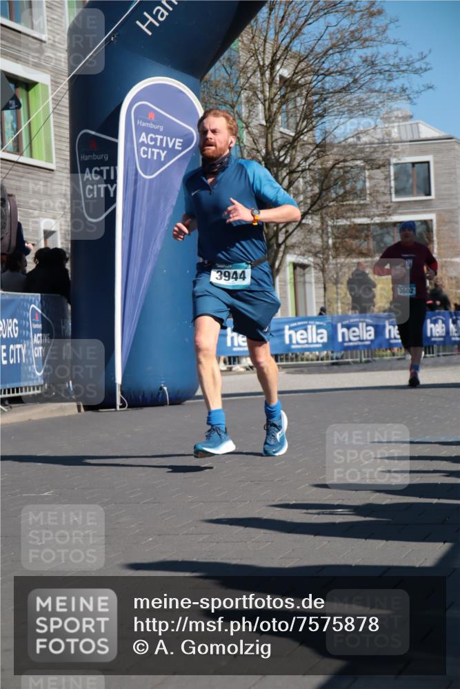 06.04.2025 - 44. Internationalen Wilhelmsburger Insellauf A. Gomolzig http://msf.ph/oto/7575878 06.04.2025 10:36:07 Ziel 3602, 3832, 3933, 3944, 4120 meine-sportfotos.de