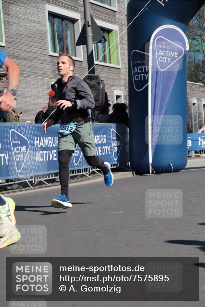 06.04.2025 - 44. Internationalen Wilhelmsburger Insellauf A. Gomolzig http://msf.ph/oto/7575895 06.04.2025 10:36:02 Ziel 3832, 3933, 3944 meine-sportfotos.de