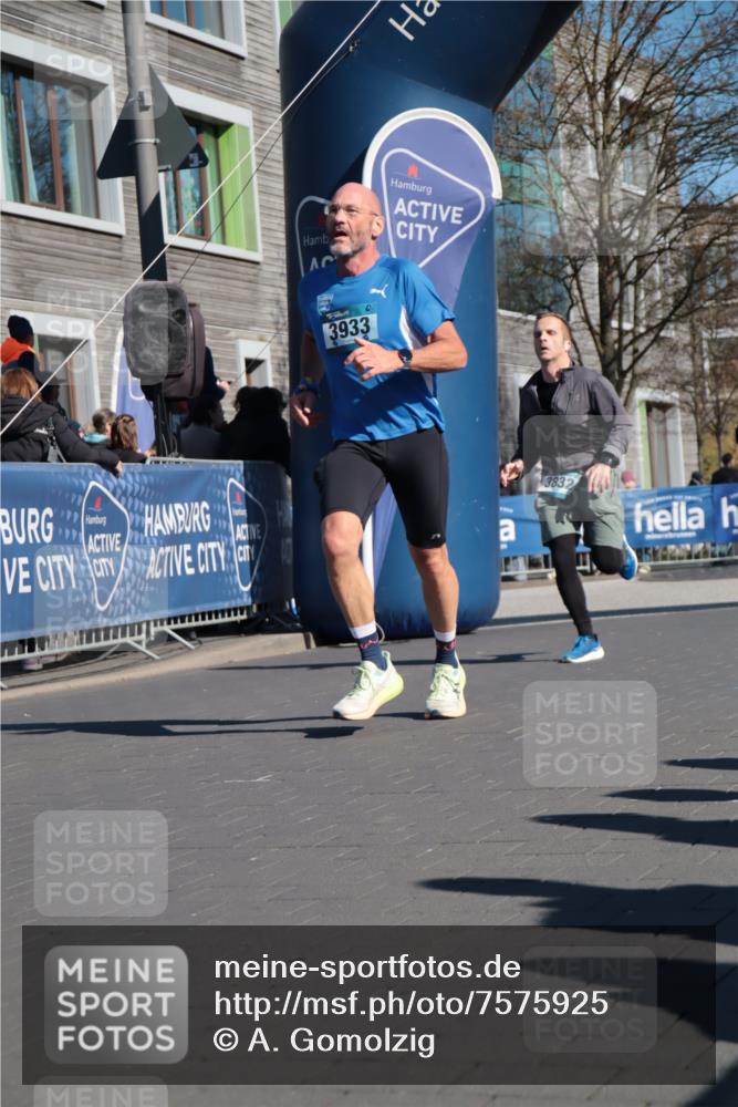 06.04.2025 - 44. Internationalen Wilhelmsburger Insellauf A. Gomolzig http://msf.ph/oto/7575925 06.04.2025 10:36:01 Ziel 3832, 3933 meine-sportfotos.de
