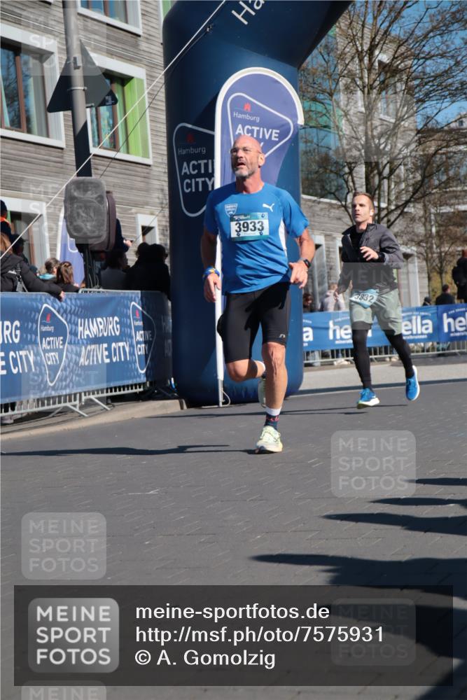 06.04.2025 - 44. Internationalen Wilhelmsburger Insellauf A. Gomolzig http://msf.ph/oto/7575931 06.04.2025 10:36:01 Ziel 3832, 3933 meine-sportfotos.de