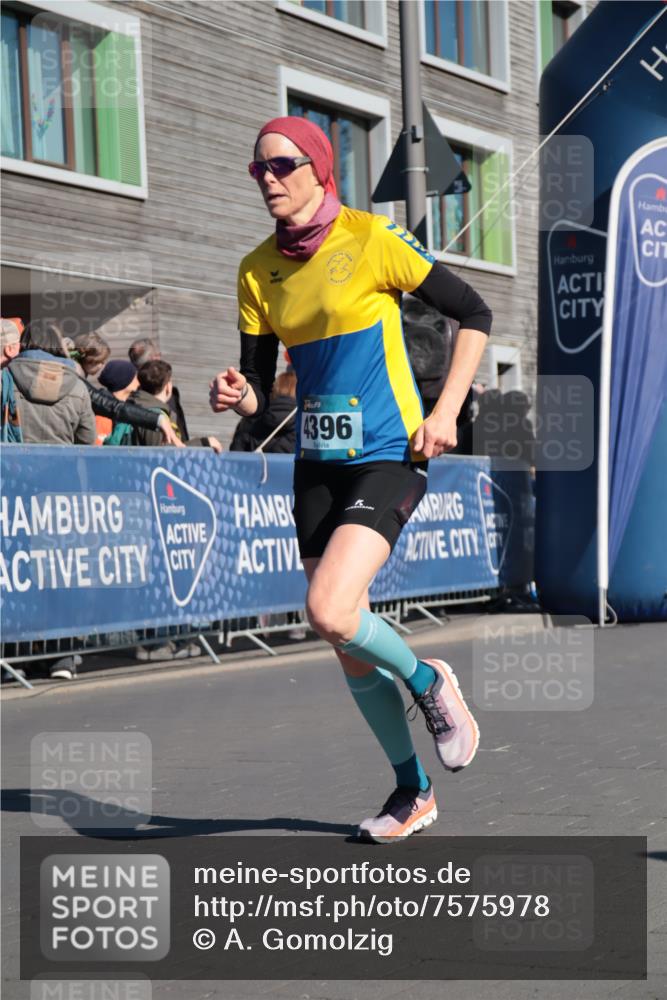 06.04.2025 - 44. Internationalen Wilhelmsburger Insellauf A. Gomolzig http://msf.ph/oto/7575978 06.04.2025 10:35:42 Ziel 4216, 4312, 4396 meine-sportfotos.de