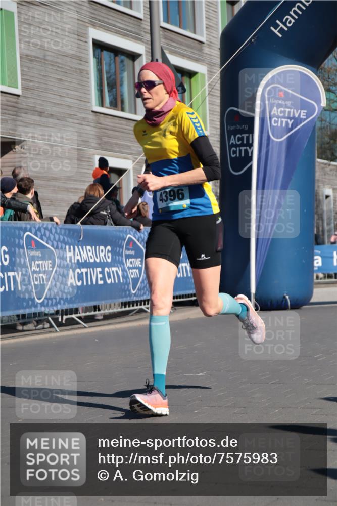 06.04.2025 - 44. Internationalen Wilhelmsburger Insellauf A. Gomolzig http://msf.ph/oto/7575983 06.04.2025 10:35:41 Ziel 4216, 4312, 4396 meine-sportfotos.de