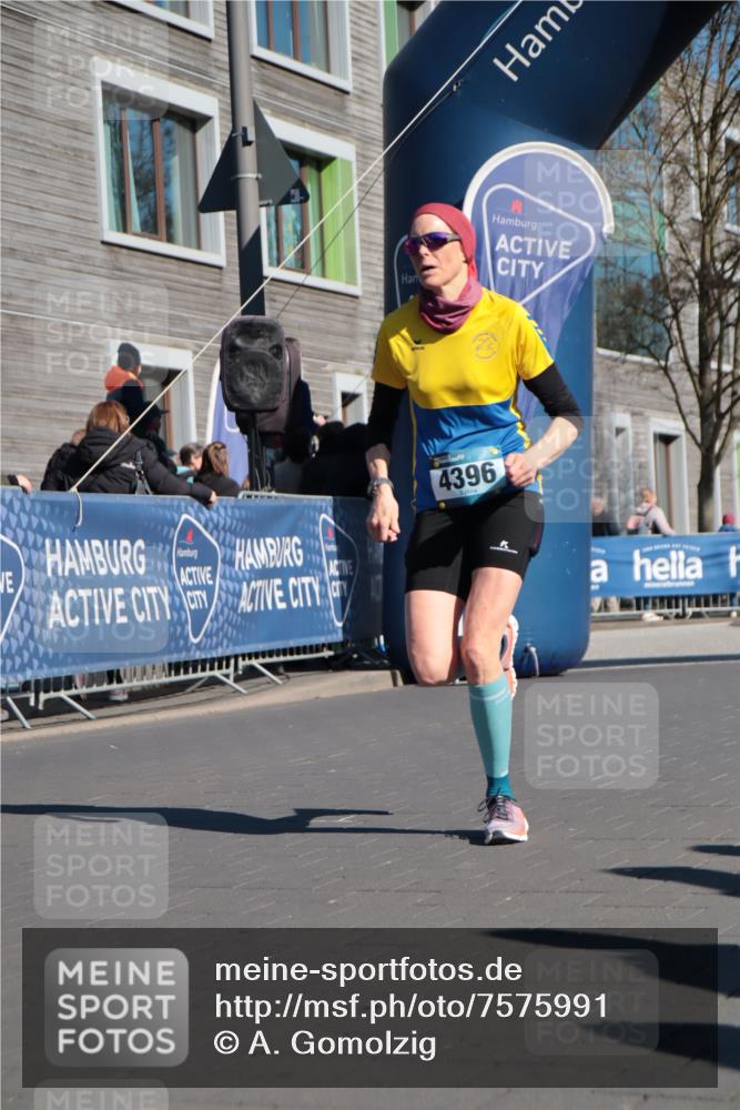 06.04.2025 - 44. Internationalen Wilhelmsburger Insellauf A. Gomolzig http://msf.ph/oto/7575991 06.04.2025 10:35:41 Ziel 4216, 4312, 4396 meine-sportfotos.de