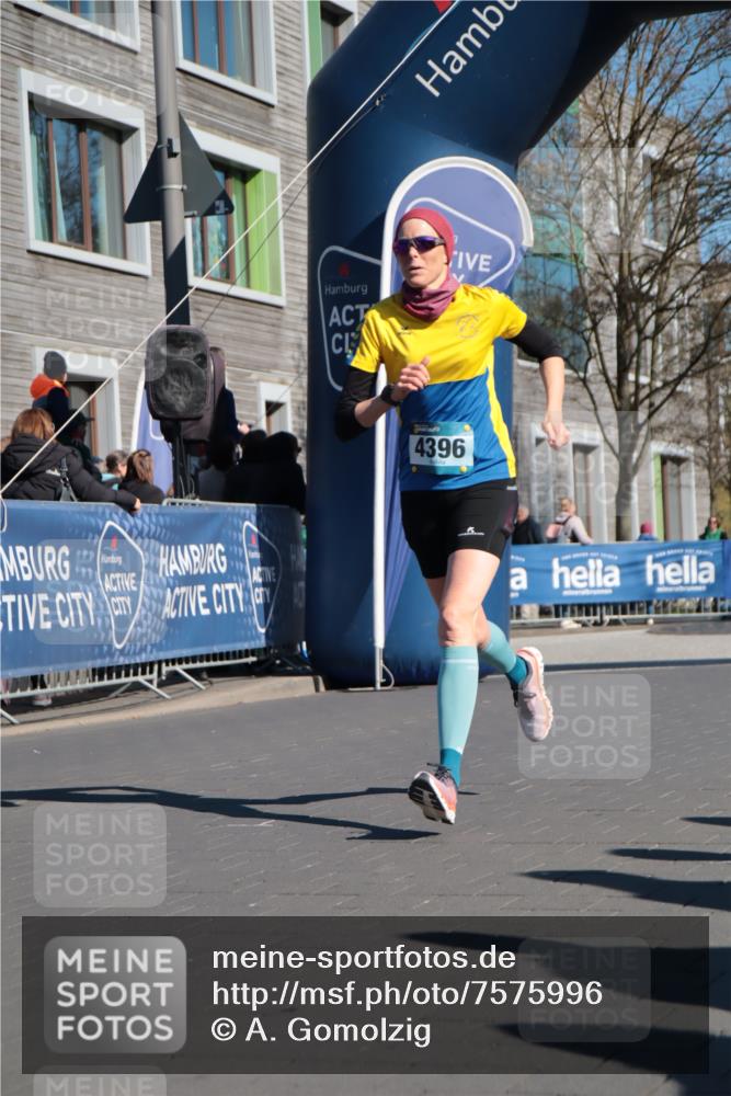 06.04.2025 - 44. Internationalen Wilhelmsburger Insellauf A. Gomolzig http://msf.ph/oto/7575996 06.04.2025 10:35:41 Ziel 4216, 4312, 4396 meine-sportfotos.de
