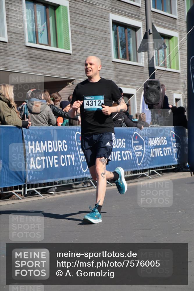 06.04.2025 - 44. Internationalen Wilhelmsburger Insellauf A. Gomolzig http://msf.ph/oto/7576005 06.04.2025 10:35:40 Ziel 4216, 4312, 4396 meine-sportfotos.de