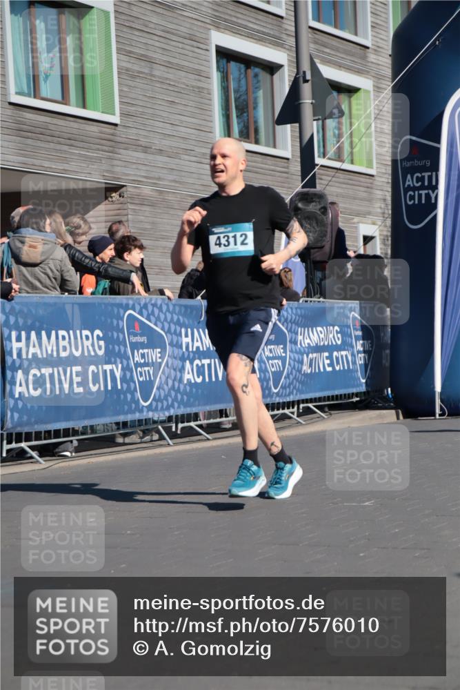 06.04.2025 - 44. Internationalen Wilhelmsburger Insellauf A. Gomolzig http://msf.ph/oto/7576010 06.04.2025 10:35:40 Ziel 4216, 4312, 4396 meine-sportfotos.de