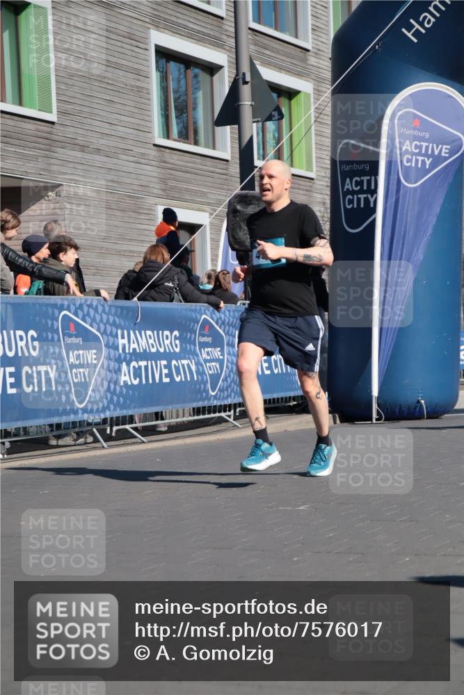 06.04.2025 - 44. Internationalen Wilhelmsburger Insellauf A. Gomolzig http://msf.ph/oto/7576017 06.04.2025 10:35:39 Ziel 4216, 4312, 4396 meine-sportfotos.de