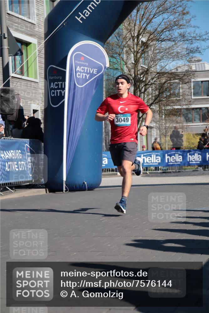 06.04.2025 - 44. Internationalen Wilhelmsburger Insellauf A. Gomolzig http://msf.ph/oto/7576144 06.04.2025 10:35:22 Ziel 3049, 3806 meine-sportfotos.de
