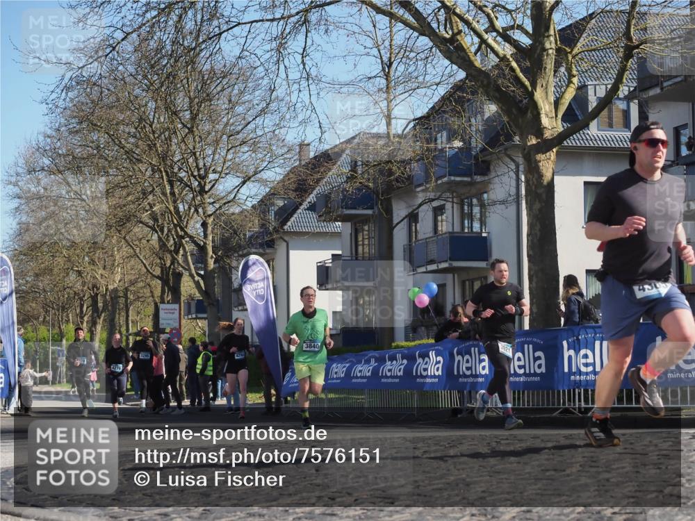 06.04.2025 - 44. Internationalen Wilhelmsburger Insellauf Luisa Fischer http://msf.ph/oto/7576151 06.04.2025 10:37:59 Ziel 4279, 3295, 3840, 3921, 430 meine-sportfotos.de