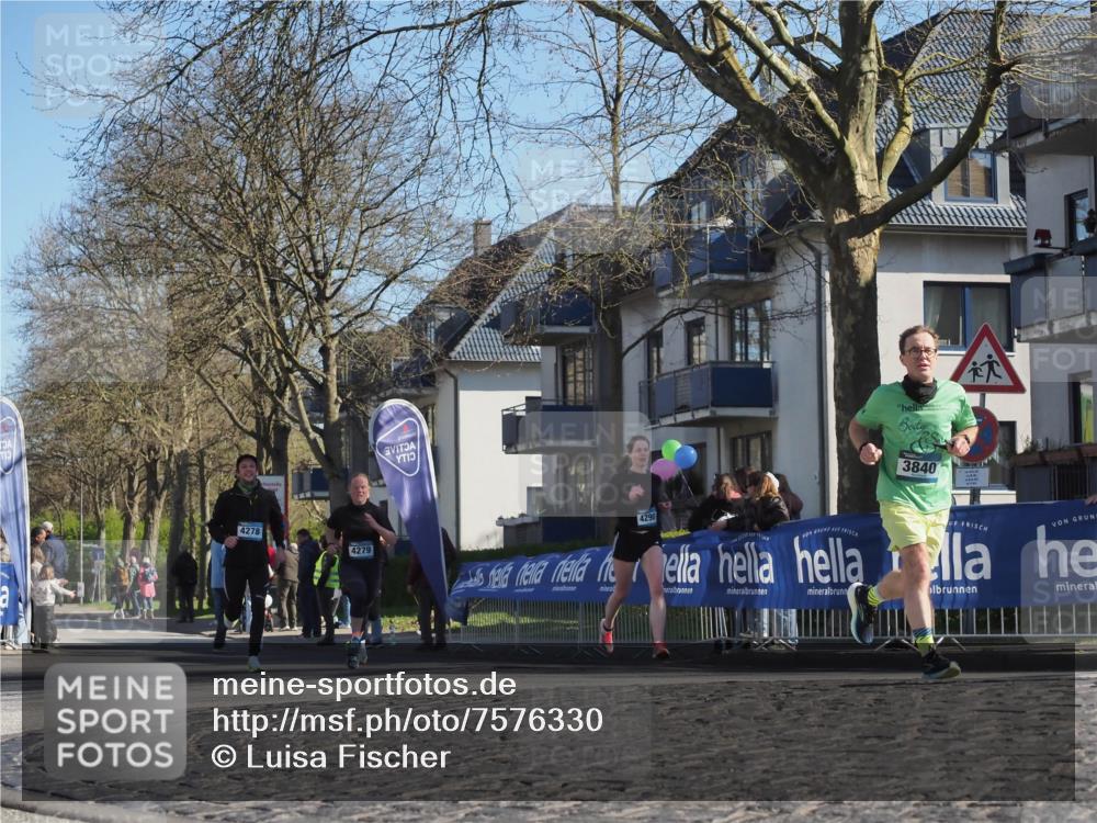 06.04.2025 - 44. Internationalen Wilhelmsburger Insellauf Luisa Fischer http://msf.ph/oto/7576330 06.04.2025 10:38:01 Ziel 3840, 4278, 4279, 4290 meine-sportfotos.de