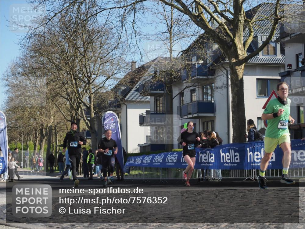 06.04.2025 - 44. Internationalen Wilhelmsburger Insellauf Luisa Fischer http://msf.ph/oto/7576352 06.04.2025 10:38:01 Ziel 4278, 3840, 279, 4290 meine-sportfotos.de