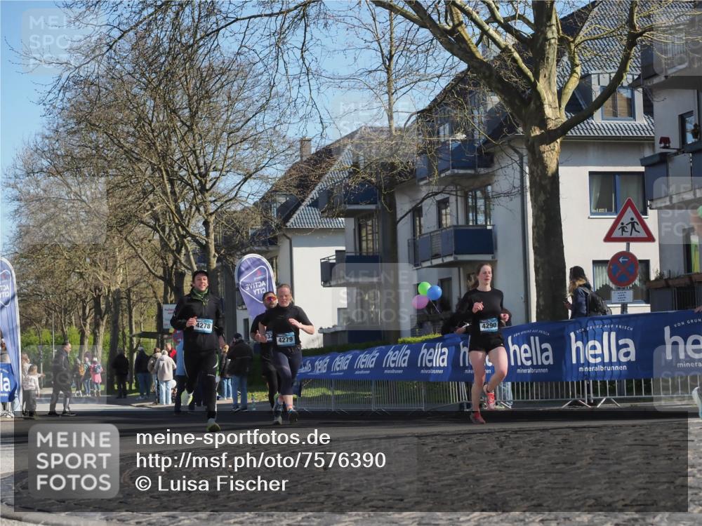 06.04.2025 - 44. Internationalen Wilhelmsburger Insellauf Luisa Fischer http://msf.ph/oto/7576390 06.04.2025 10:38:01 Ziel 4278, 4279, 4290 meine-sportfotos.de