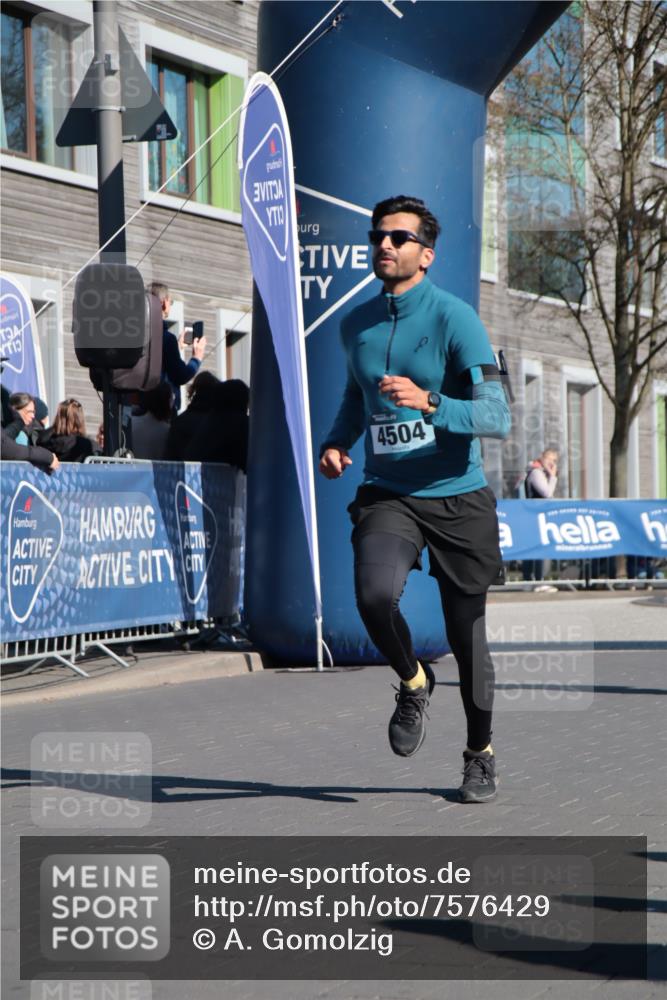 06.04.2025 - 44. Internationalen Wilhelmsburger Insellauf A. Gomolzig http://msf.ph/oto/7576429 06.04.2025 10:34:02 Ziel 3356, 4469, 4504 meine-sportfotos.de