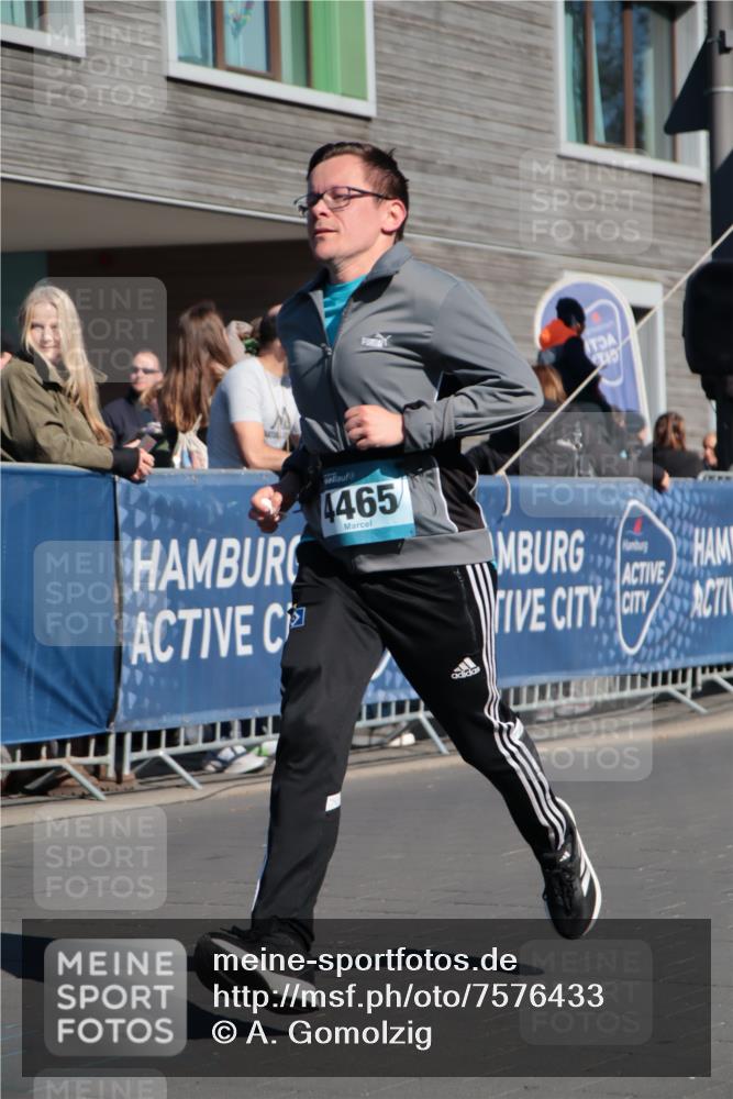 06.04.2025 - 44. Internationalen Wilhelmsburger Insellauf A. Gomolzig http://msf.ph/oto/7576433 06.04.2025 10:33:50 Ziel 3909, 4465 meine-sportfotos.de