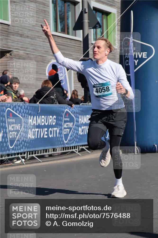 06.04.2025 - 44. Internationalen Wilhelmsburger Insellauf A. Gomolzig http://msf.ph/oto/7576488 06.04.2025 10:33:33 Ziel 4058 meine-sportfotos.de
