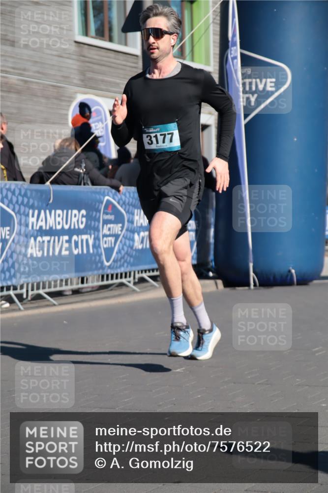 06.04.2025 - 44. Internationalen Wilhelmsburger Insellauf A. Gomolzig http://msf.ph/oto/7576522 06.04.2025 10:33:25 Ziel 3177 meine-sportfotos.de