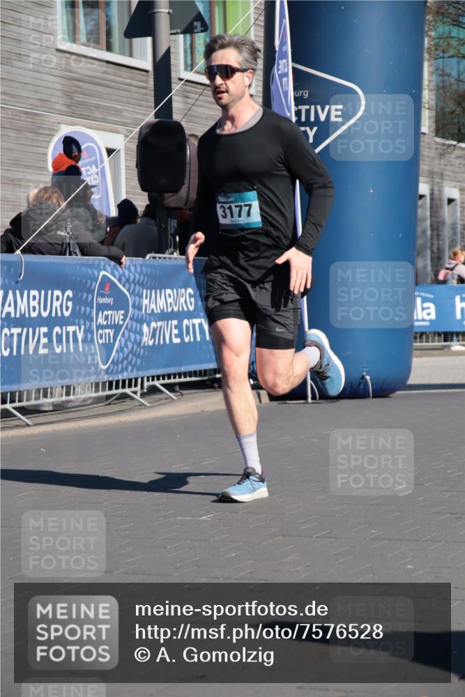 06.04.2025 - 44. Internationalen Wilhelmsburger Insellauf A. Gomolzig http://msf.ph/oto/7576528 06.04.2025 10:33:24 Ziel 3177, 4531 meine-sportfotos.de