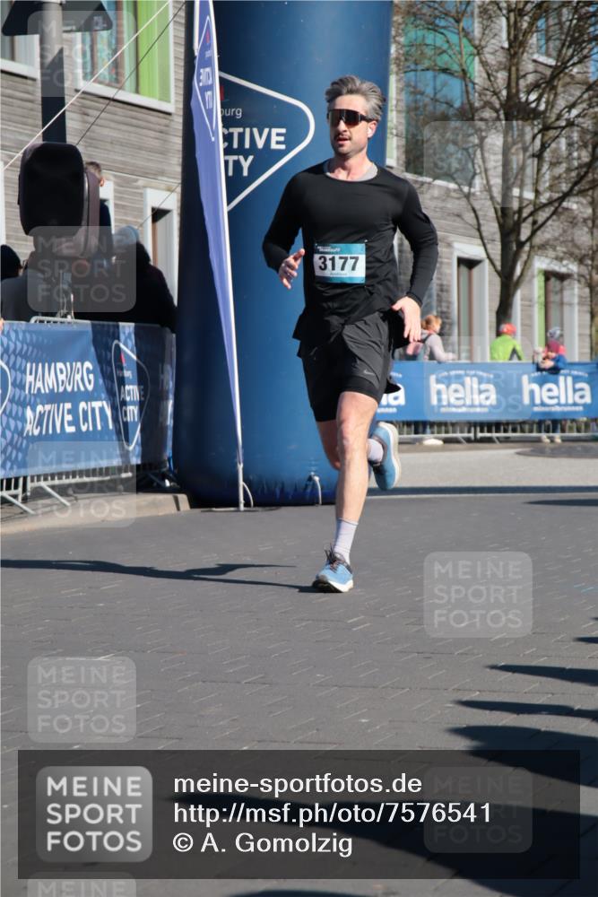 06.04.2025 - 44. Internationalen Wilhelmsburger Insellauf A. Gomolzig http://msf.ph/oto/7576541 06.04.2025 10:33:24 Ziel 3177, 4531 meine-sportfotos.de
