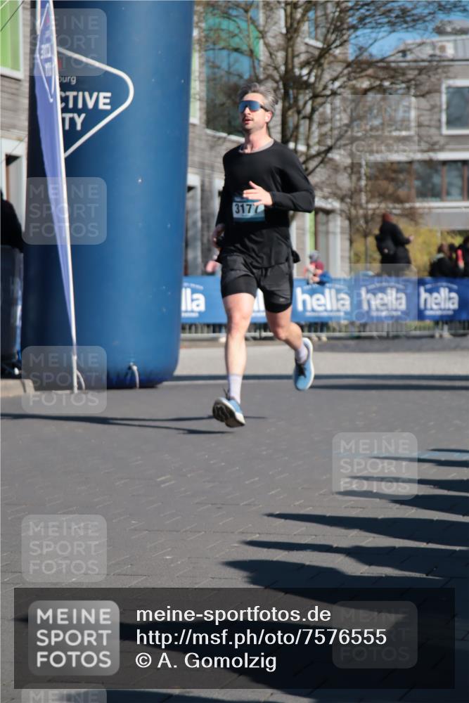06.04.2025 - 44. Internationalen Wilhelmsburger Insellauf A. Gomolzig http://msf.ph/oto/7576555 06.04.2025 10:33:24 Ziel 3177, 4531 meine-sportfotos.de