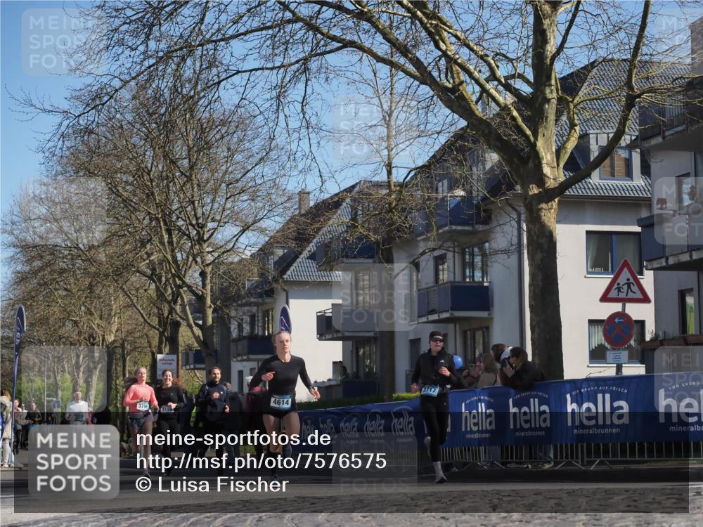 06.04.2025 - 44. Internationalen Wilhelmsburger Insellauf Luisa Fischer http://msf.ph/oto/7576575 06.04.2025 10:43:10 Ziel 3706, 315, 4614 meine-sportfotos.de