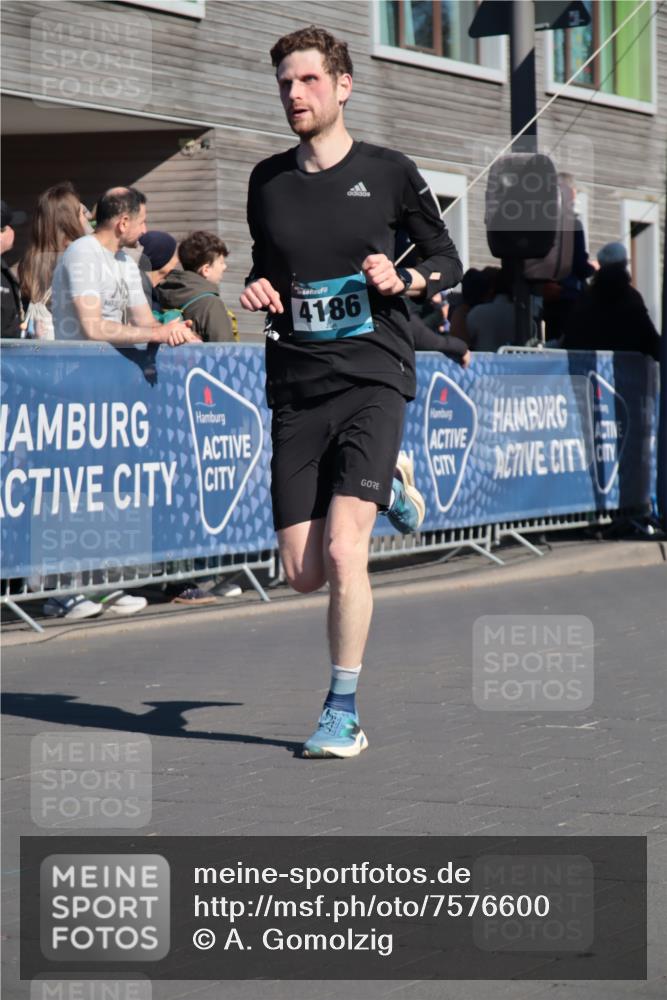 06.04.2025 - 44. Internationalen Wilhelmsburger Insellauf A. Gomolzig http://msf.ph/oto/7576600 06.04.2025 10:33:17 Ziel 3234, 3564, 4186, 4531 meine-sportfotos.de