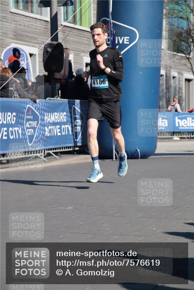 06.04.2025 - 44. Internationalen Wilhelmsburger Insellauf A. Gomolzig http://msf.ph/oto/7576619 06.04.2025 10:33:17 Ziel 3234, 3564, 4186, 4531 meine-sportfotos.de