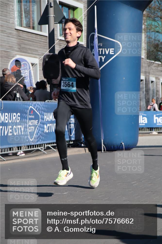 06.04.2025 - 44. Internationalen Wilhelmsburger Insellauf A. Gomolzig http://msf.ph/oto/7576662 06.04.2025 10:33:12 Ziel 3234, 3564, 3747, 4186, 4400, 5026 meine-sportfotos.de