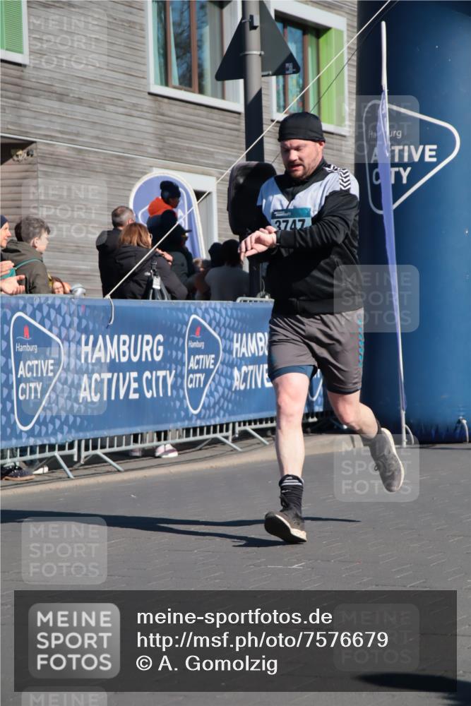 06.04.2025 - 44. Internationalen Wilhelmsburger Insellauf A. Gomolzig http://msf.ph/oto/7576679 06.04.2025 10:33:11 Ziel 3234, 3564, 3747, 4186, 4400, 5026 meine-sportfotos.de