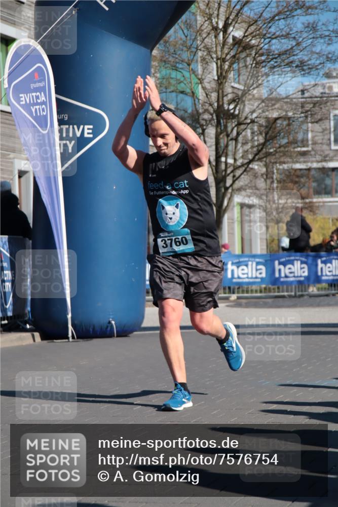06.04.2025 - 44. Internationalen Wilhelmsburger Insellauf A. Gomolzig http://msf.ph/oto/7576754 06.04.2025 10:32:58 Ziel 3760, 4358 meine-sportfotos.de