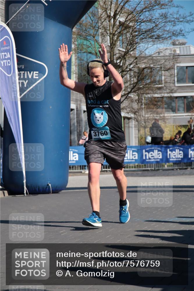 06.04.2025 - 44. Internationalen Wilhelmsburger Insellauf A. Gomolzig http://msf.ph/oto/7576759 06.04.2025 10:32:58 Ziel 3760, 4358 meine-sportfotos.de