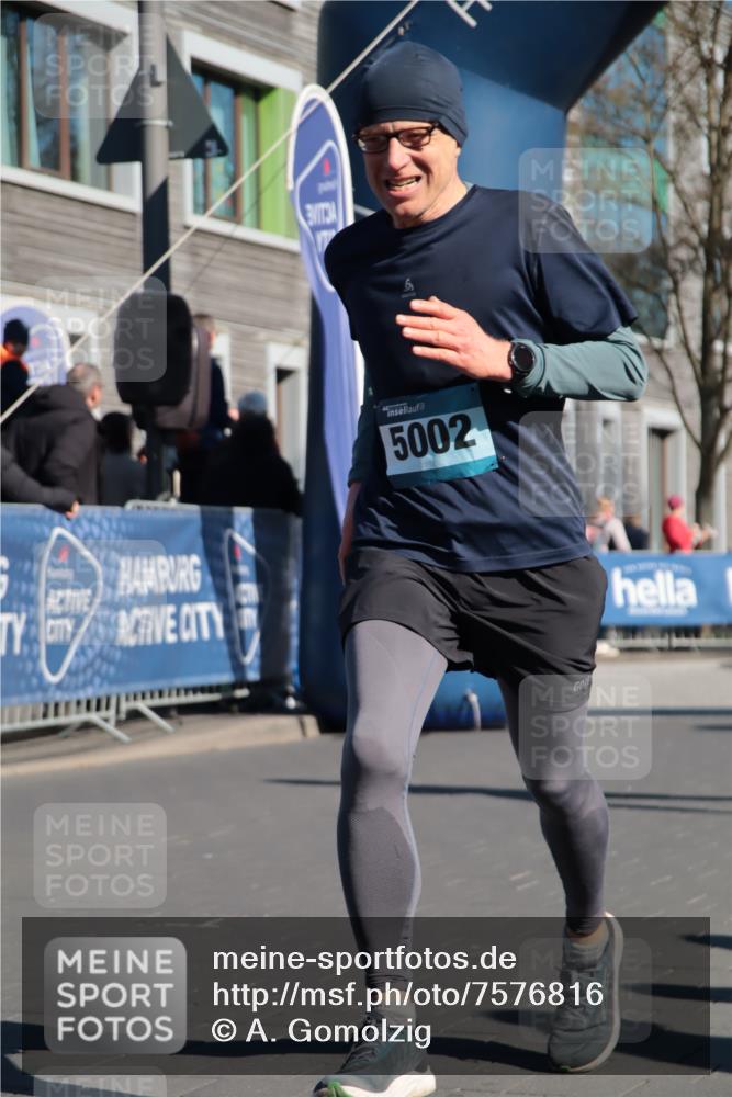06.04.2025 - 44. Internationalen Wilhelmsburger Insellauf A. Gomolzig http://msf.ph/oto/7576816 06.04.2025 10:32:34 Ziel 3650, 5002, 5086 meine-sportfotos.de