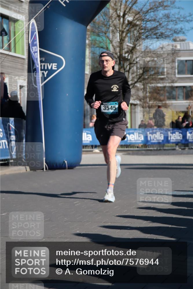 06.04.2025 - 44. Internationalen Wilhelmsburger Insellauf A. Gomolzig http://msf.ph/oto/7576944 06.04.2025 10:32:04 Ziel 3051, 3545, 4373, 4602 meine-sportfotos.de