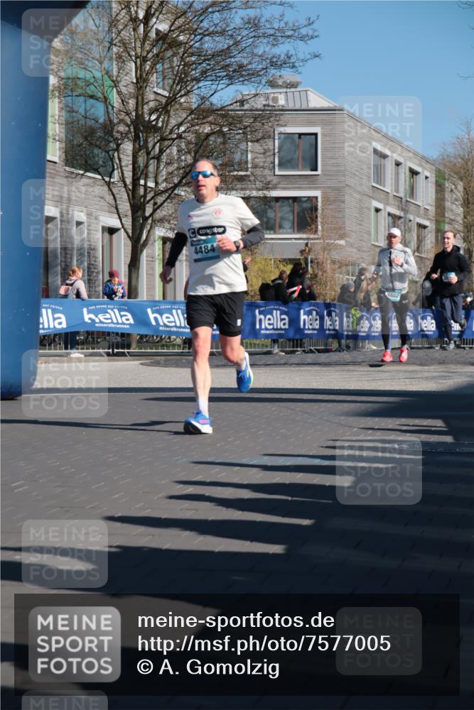 06.04.2025 - 44. Internationalen Wilhelmsburger Insellauf A. Gomolzig http://msf.ph/oto/7577005 06.04.2025 10:31:56 Ziel 3051, 3962, 4057, 4223, 4271, 4484, 4602 meine-sportfotos.de